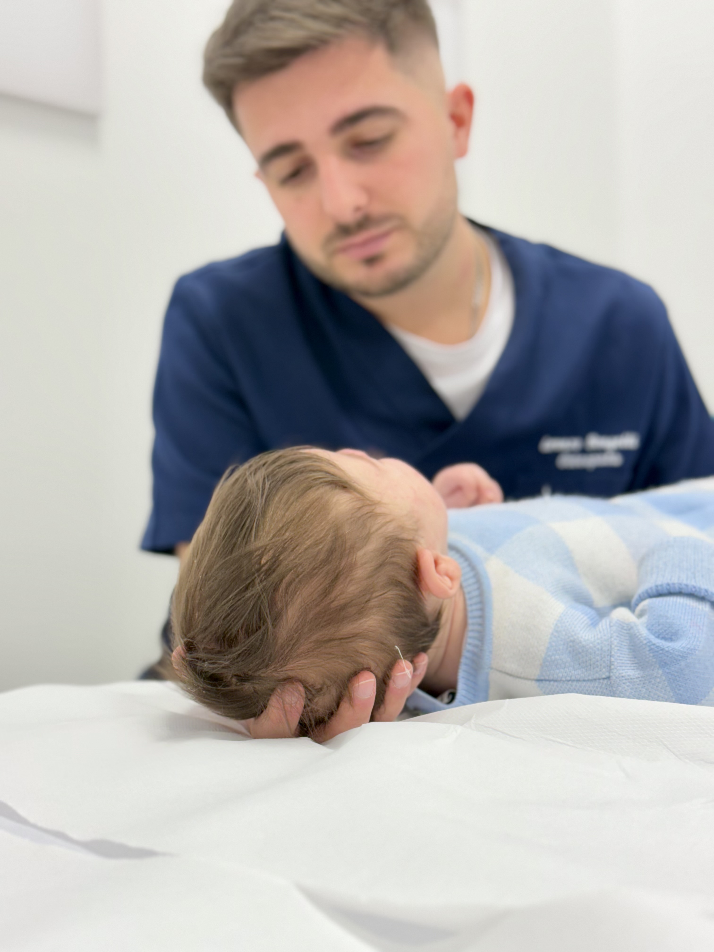 Foto di un trattamento svolto dall'osteopata su un bambino