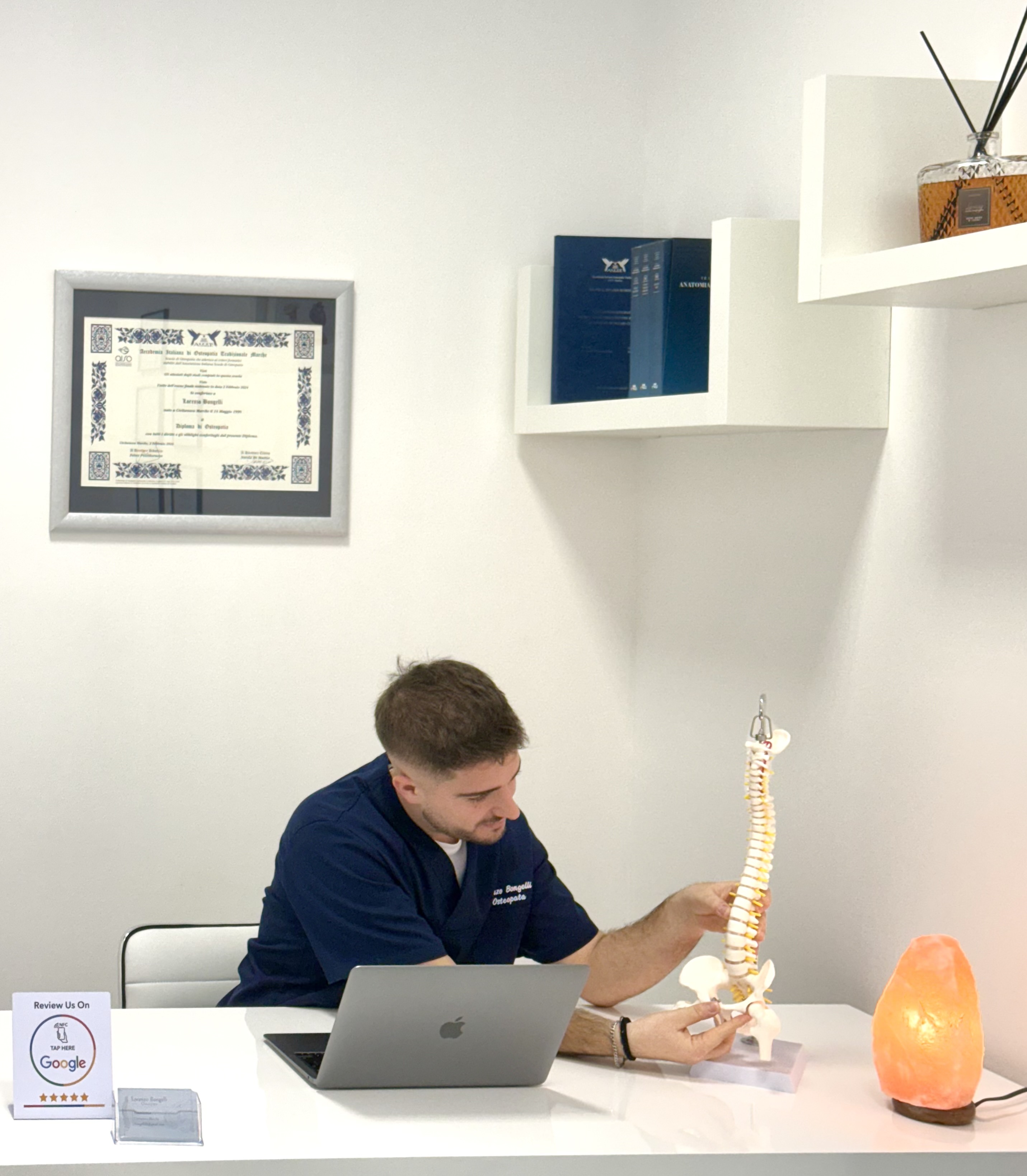Foto dell'osteopata Lorenzo Bongelli nel suo studio