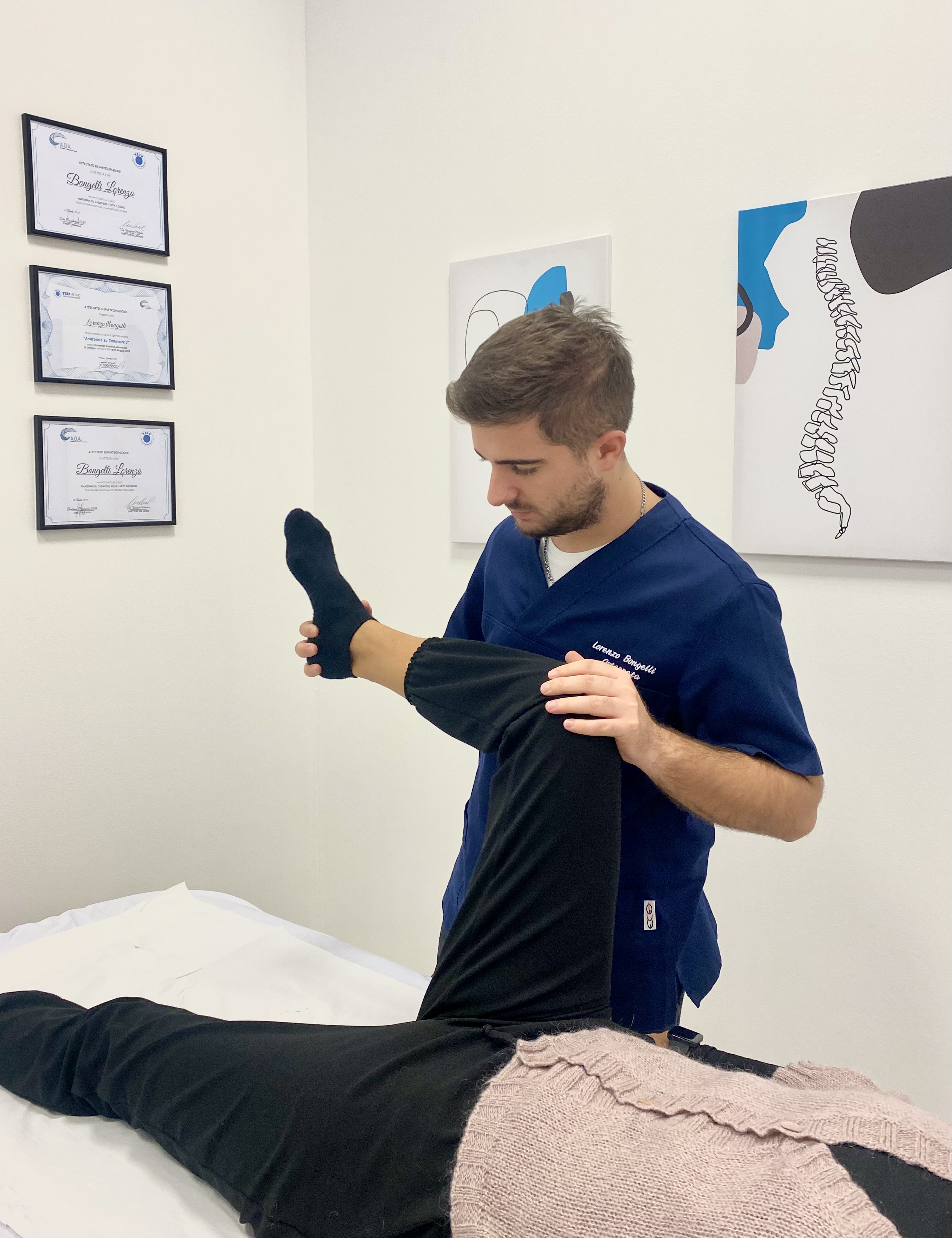 Foto di un trattamento svolto dall'osteopata su una donna