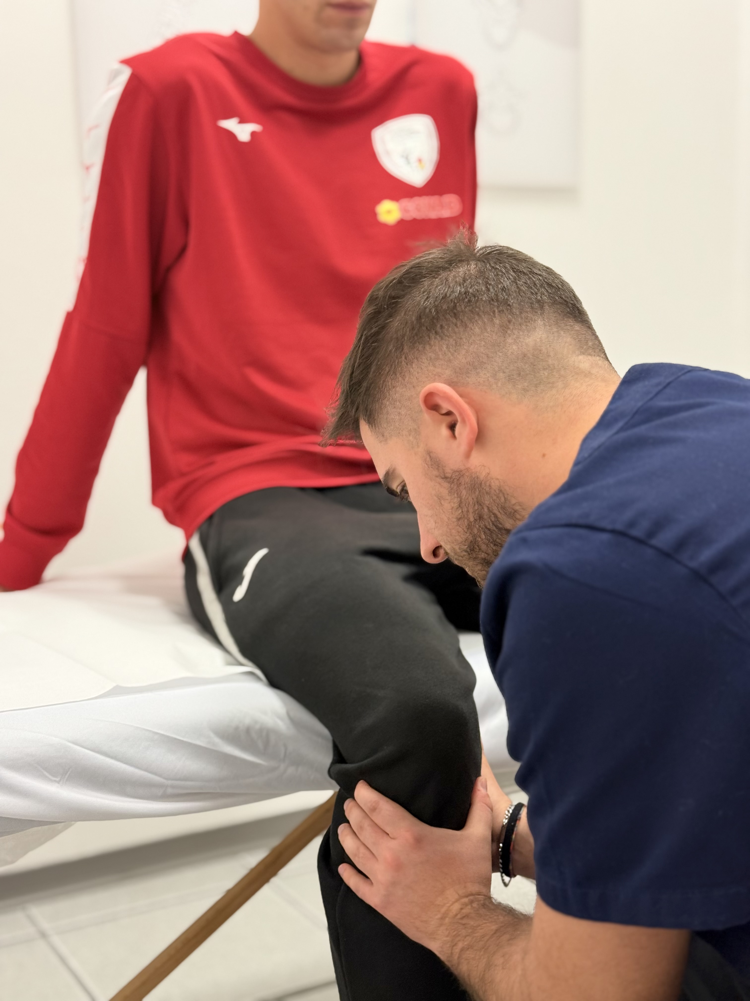 Foto di un trattamento svolto dall'osteopata su uno sportivo