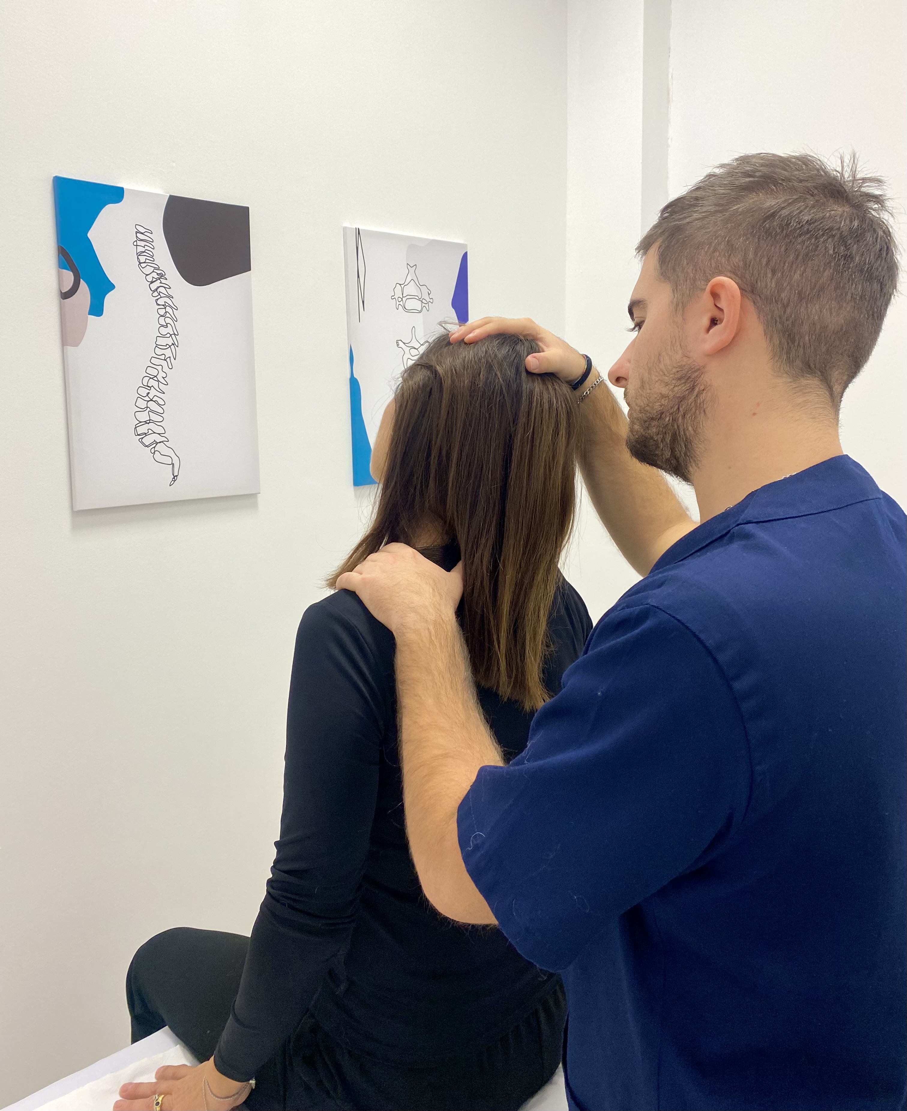 Foto della valutazione funzionale fatta dall'osteopata su una donna
